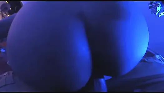 Güzel neşeli chica kutusu büyük penis rampası için geniş açık bekliyor