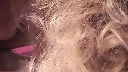 Orta yaşlı seksi kadın aynı anda iki yarağı birden kaldırabiliyor