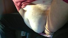 Grubaska pociera swoją cipkę w samochodzie, aż osiąga bardzo intensywny orgazm