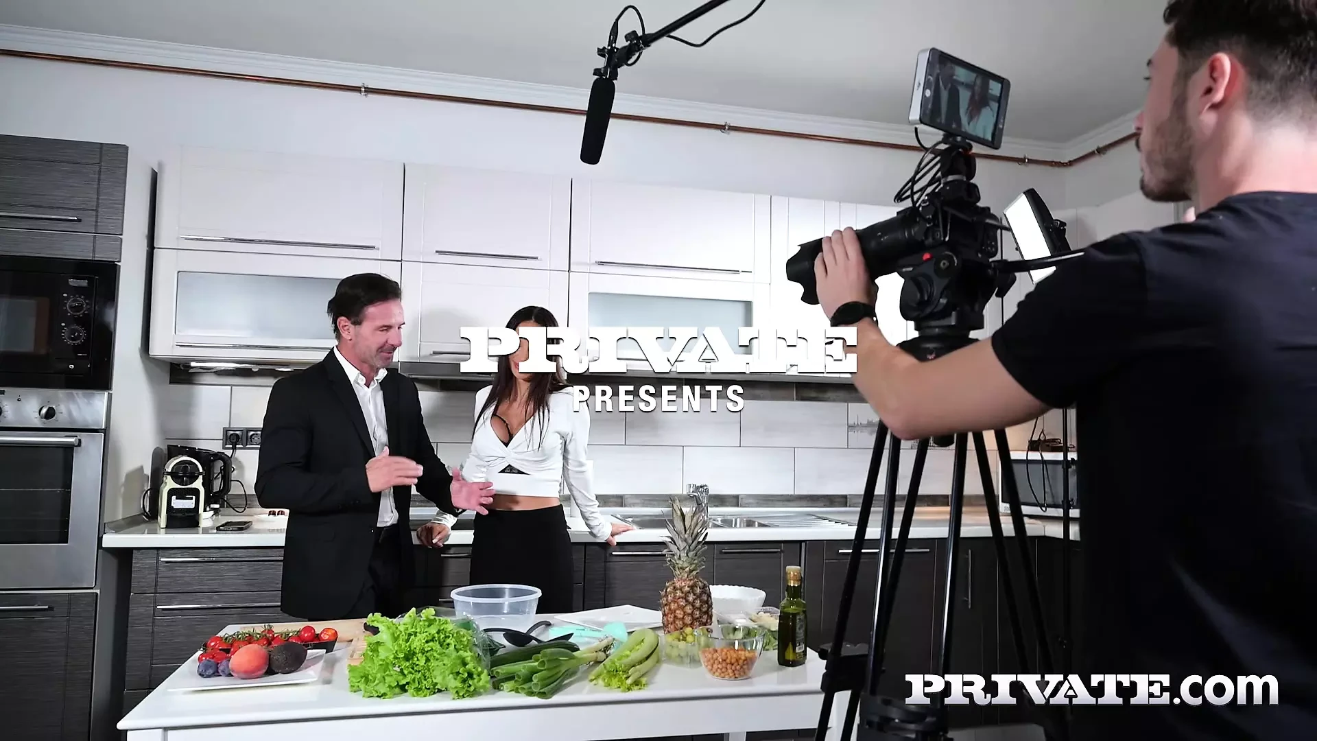 Private com - Monika Fox dresses her salads by squirting