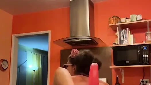 Dies ist eines der seltsamsten Videos Ive, die je eine kleine Cringe würdig waren, wenn ich sagen möchte.