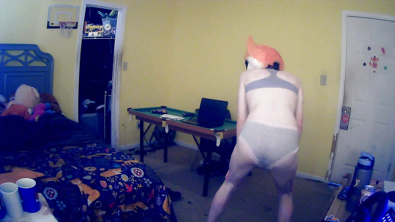 Slatki femboy Foxxo skida se za tebe