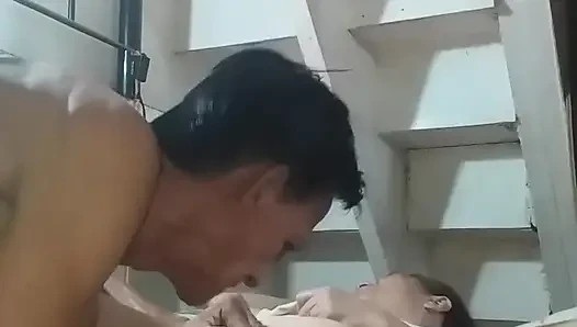 Yalamak için nazikçe amını öpüyor