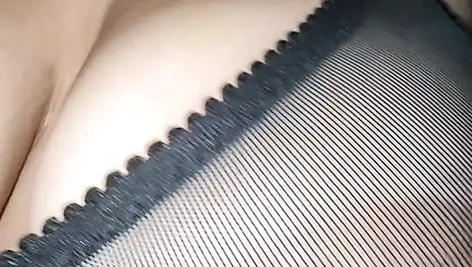 Meine beste Freundin spielt vor mir mit ihr, spielt aber lieber mit meinem Penis in ihrem engen Fett