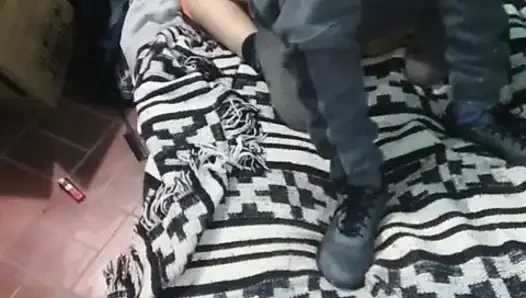 Девушка в платье Монтано с матрасом на полу