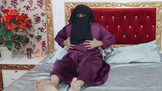 Горячая мусульманская женщина в Никабе с большими сиськами занимается сексом с большим дилдо