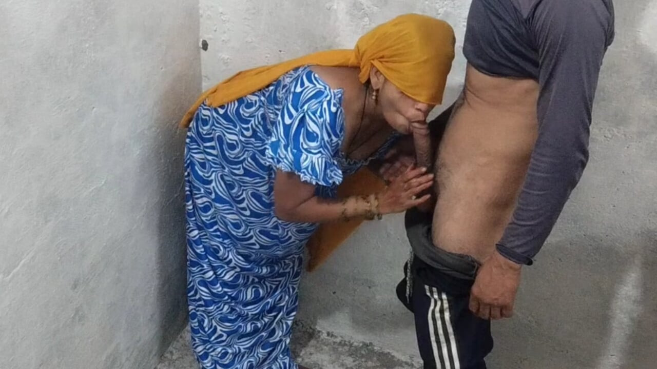 Hot Desi Bhabhi Gand Chudwati Hai