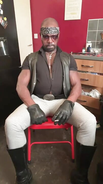 Hot Mature Bodybuilder Smoking & Nipple Play Session