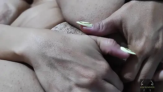 Şişman amcığıma dokunuyorum, parmaklarımla açıyorum ve içine sokuyorum. (yakın çekim)