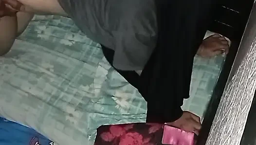 Tesettürlü Asyalı bir kadının götü acı içinde çığlık atıyor ve bundan hoşlanıyor