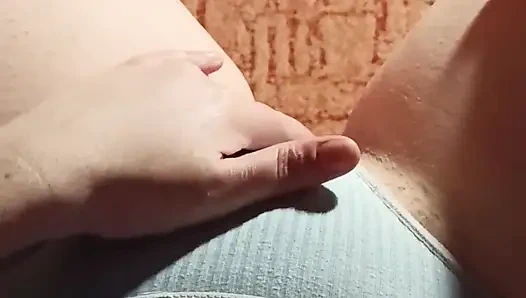 Aku lagi duduk, masturbasi memekku