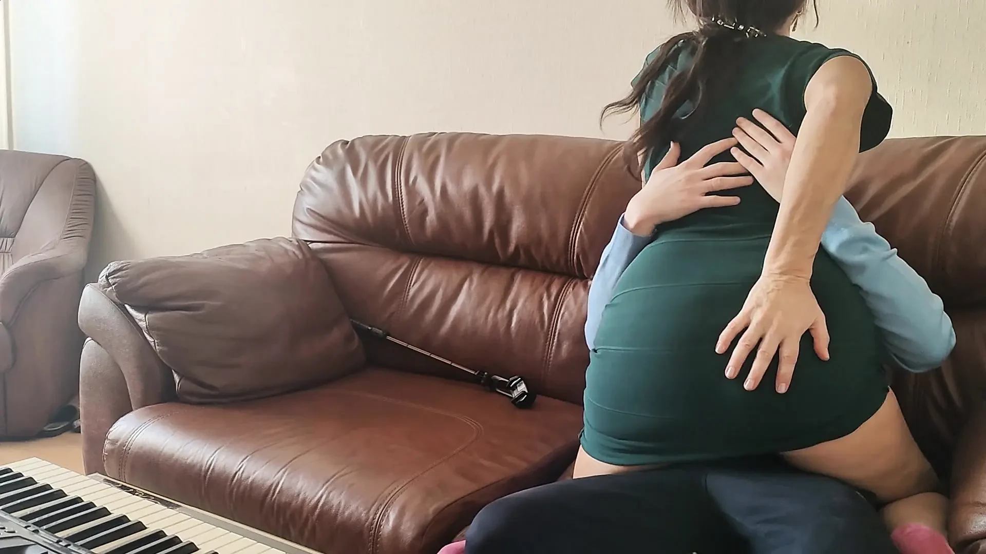 Predigra između mladog muža i prekrasne zrele žene uz glazbu