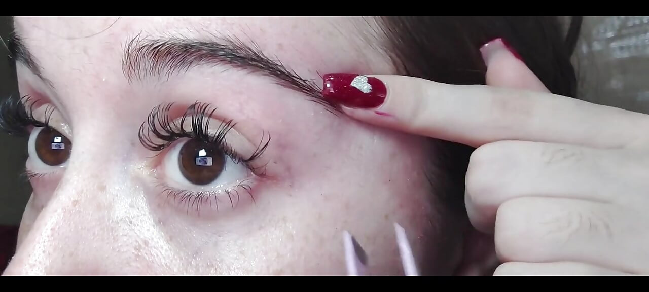 Kaşlarımı cımbızlıyorum yakın çekim