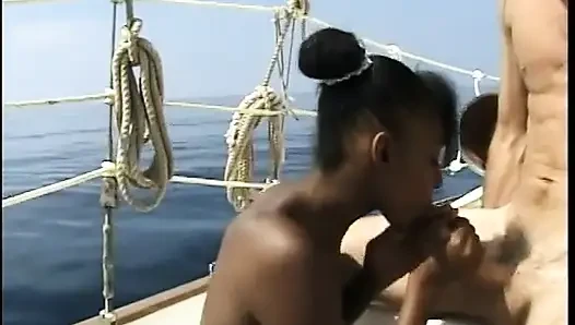 Model kulit hitam yang luar biasa mendapat kontol jauh di dalam memek basah setelah memanggang