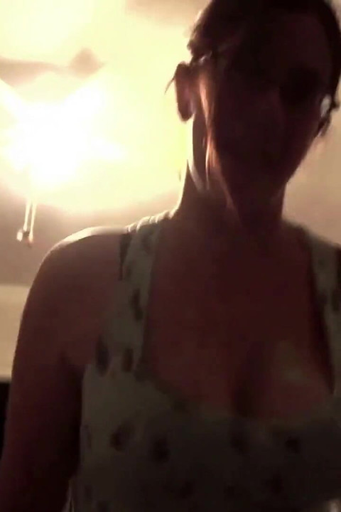 Bela žena cuckolduje svog muža govoreći mu koliko više voli crni kurac