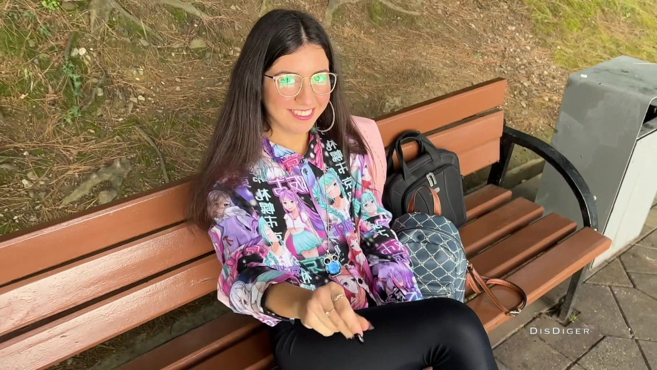 在街上捡到一个美眉，操了她，还戴上了她的眼镜