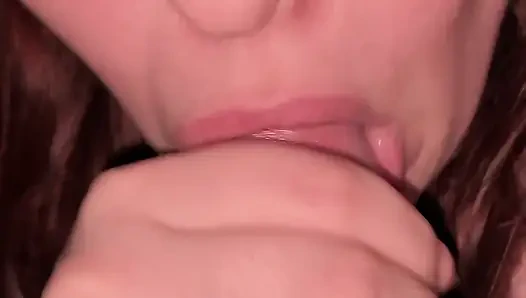 Сперма мне в рот, нежный, медленный минет крупным планом, пульсация члена