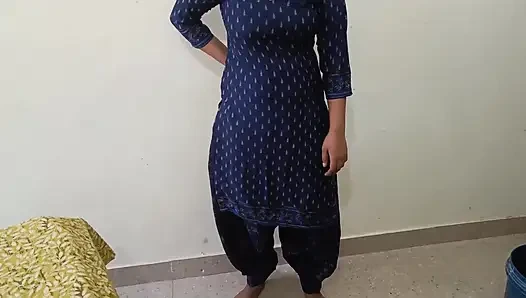 Sevimli Hintli desi köylü üvey kız kardeş ilk kez kötü odada üvey erkek kardeşiyle sert acı verici sikişiyor net Hintçe ses