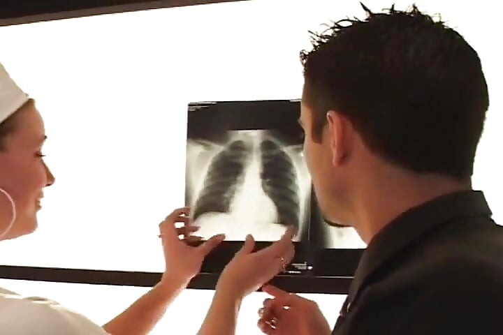 Ona je francuska medicinska sestra koja dopušta pacijentima da je analno razvale