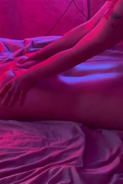 Bini menghisap dan mengurut batang dan batang saya dengan cantik, selepas hari yang keras di tempat kerja, dikongkek dan dipancut mani pada H