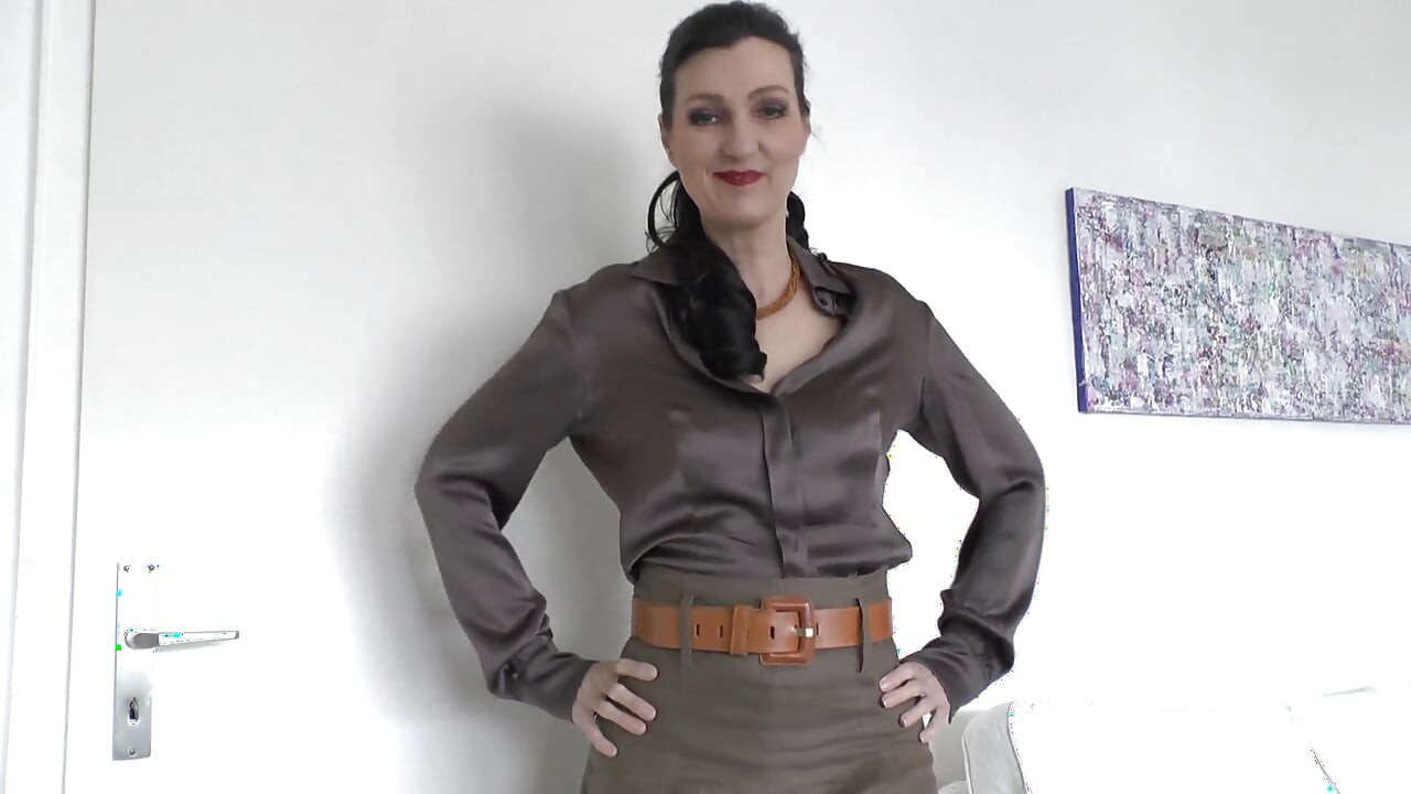 Cinturón emocionante con una falda de ropa de cama, parte 1, Lady Victoria Valente