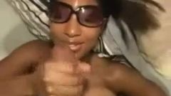 Gadis kulit hitam mendapat air mani di kacamatanya