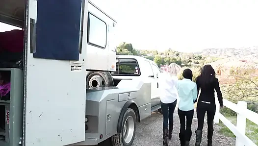 Юная лесбиянка в тройничке