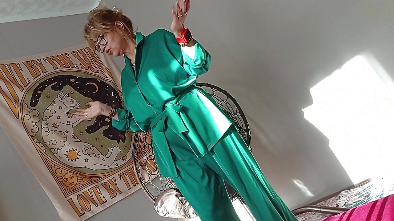 Cool mature bitch Aimee. The return of the Goddess with a beautiful cunt... ))