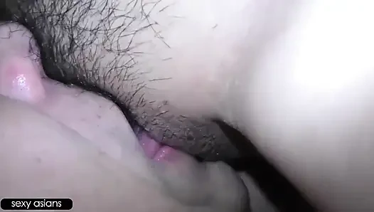 Tamamen eğitimli evli kadın şimdi mükemmel bir kontrolle hareket ediyor ve eşsiz bir performans sunuyor