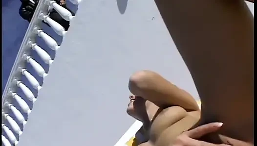 Wunderschöne blondine beim sonnenbaden wird ins gesicht gefickt und anal im freien
