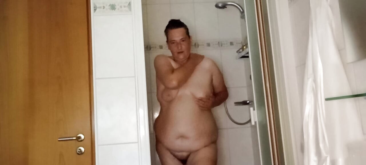 Feta tyska BBW -oljor hennes massiva kropp - super glänsande & Halt efter dusch