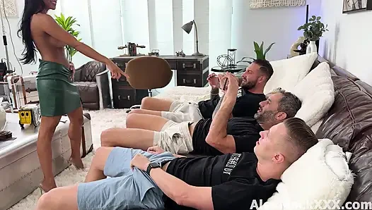 Азиатскую хотвайф трахнули в каждую дырку друзья муженька