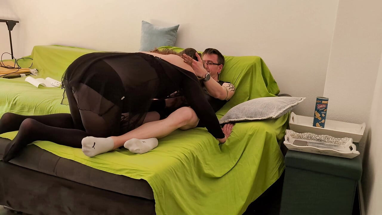 Moja macocha bawi się zabawką erotyczną i staje się cumslutką