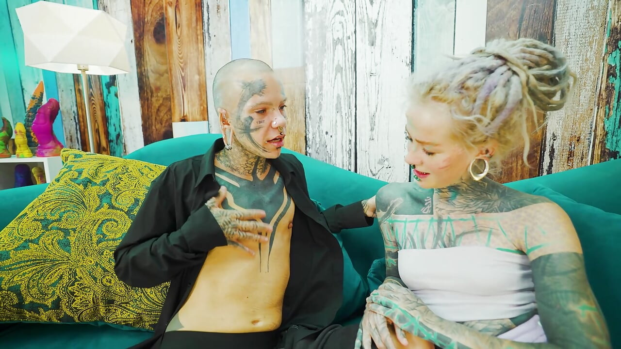 Tattooed Trans Girl Lesbian Play Pussy Licking and Toy