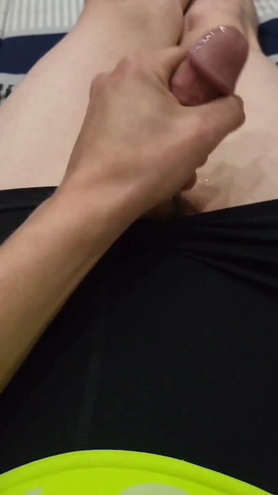 Eu explodo porra por todo meu corpo vestindo shorts nike pro | Clipe 1