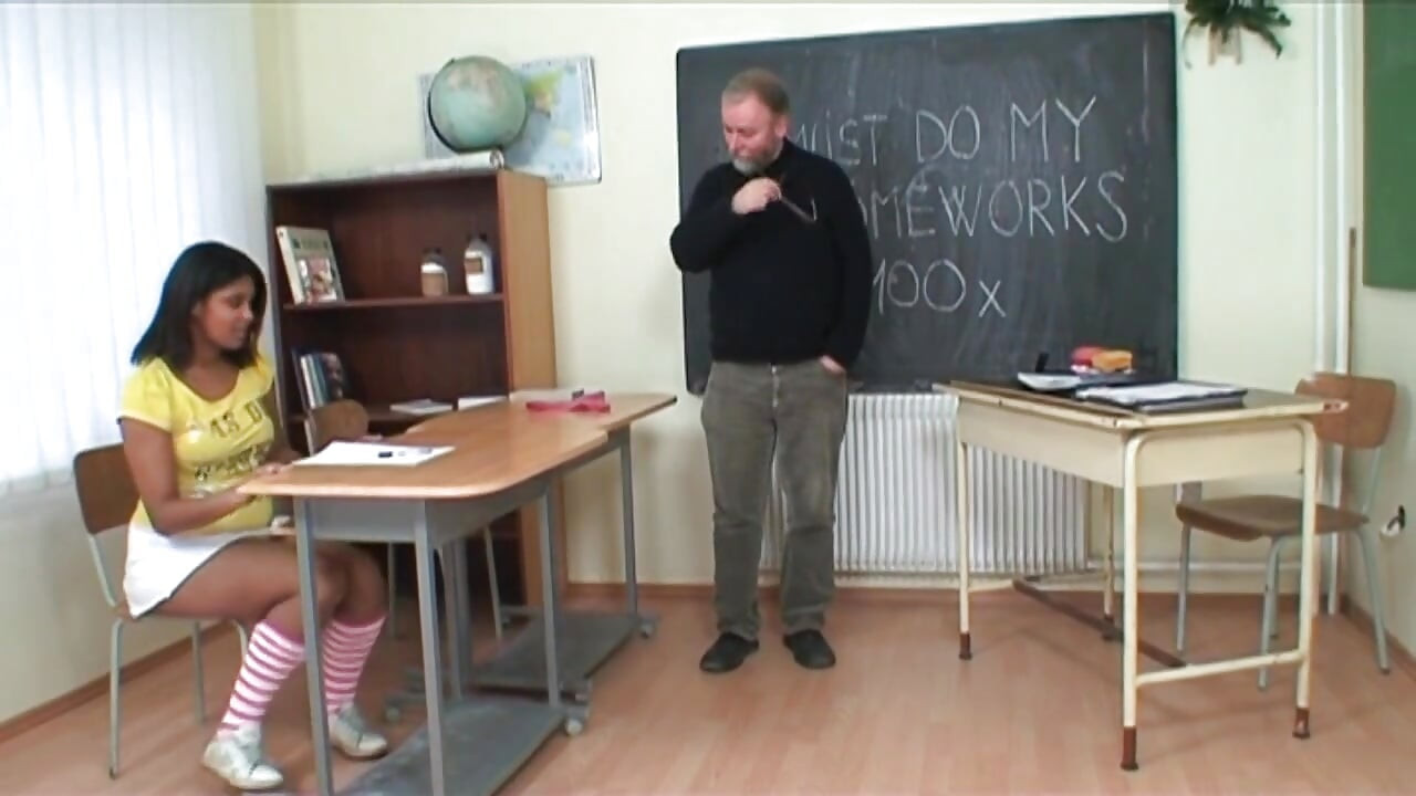Brudna nastolatka uprawia seks w klasie ze starą świnią swojego nauczyciela