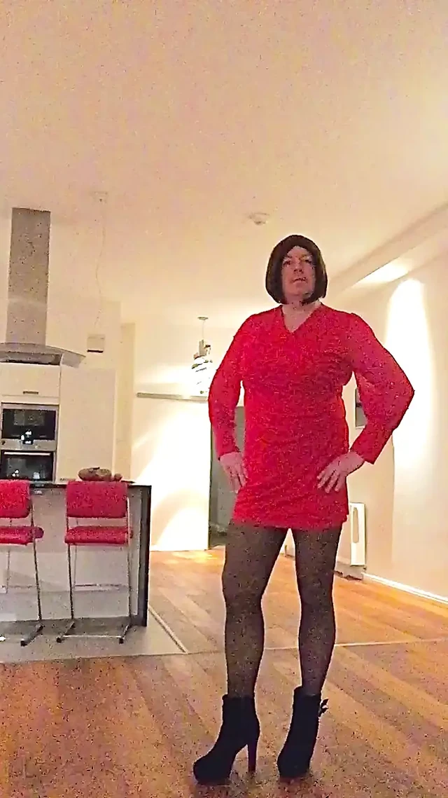 Nicki-Crossdress в ее сексуальном красном платье, черных колготках и на высоких каблуках