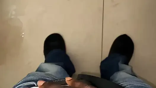 Haydut ofiste etini dövüyor