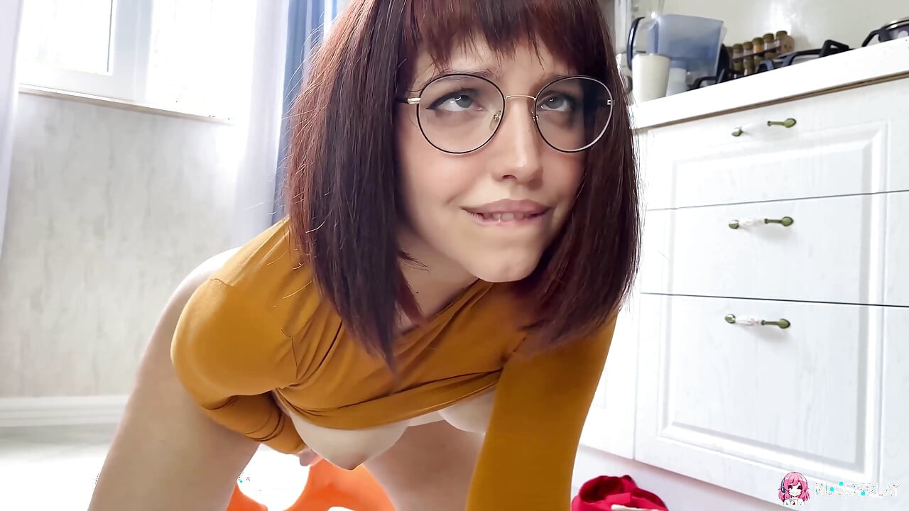 Tlustá a nadržená Ksenia masturbuje jako Velma od Scooby Doo