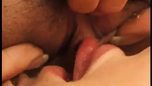 Две горячие шлюхи заставляют друг друга кончить