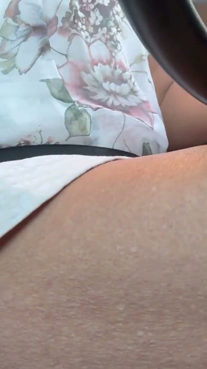热辣熟女上班，因为她很饥渴，她在车里抚摸她多汁的阴户 |剪辑 1