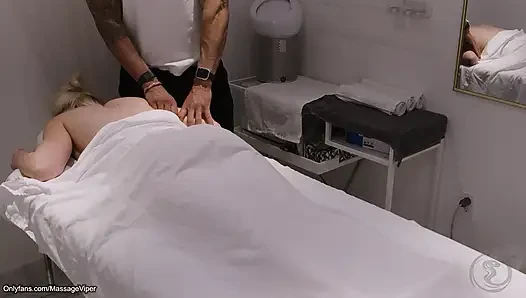 Klient wechselt die rollen und wird zur masseuse!