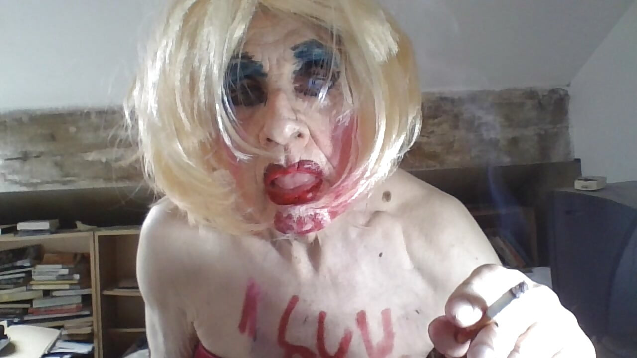 Femboi-tjockhoran Sarah skriver på sin kropp, röker, fingrar sitt hål och runkar till cumshot