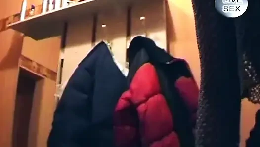 Sarışın parmaklar kanepede oyuncakla kıllı amcık