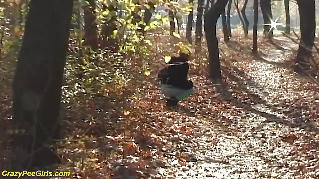 משתין בחוץ ביער