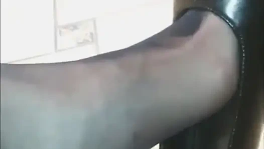 Erkek delisi mobilya dükkanında ayakkabıyla oynama ve sarkma