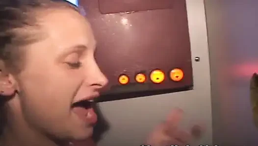 Çirkin sarkık salyalı sürtük emiyor ve sikiş deliği penis boşalıyor!
