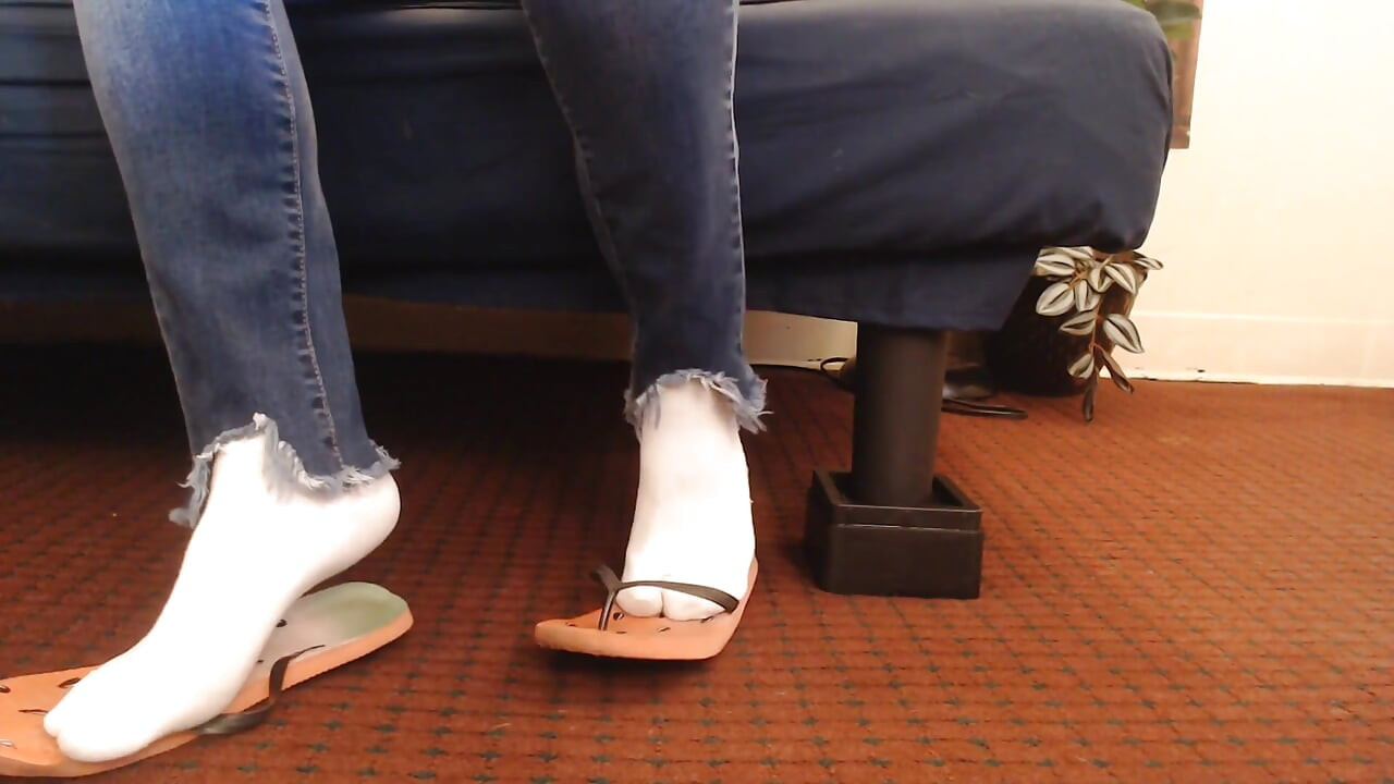 Des tongs pastèques en chaussettes blanches
