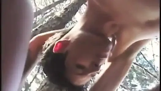 Dua cewek latina seksi lagi asik nyepong kontol pria mereka di hutan