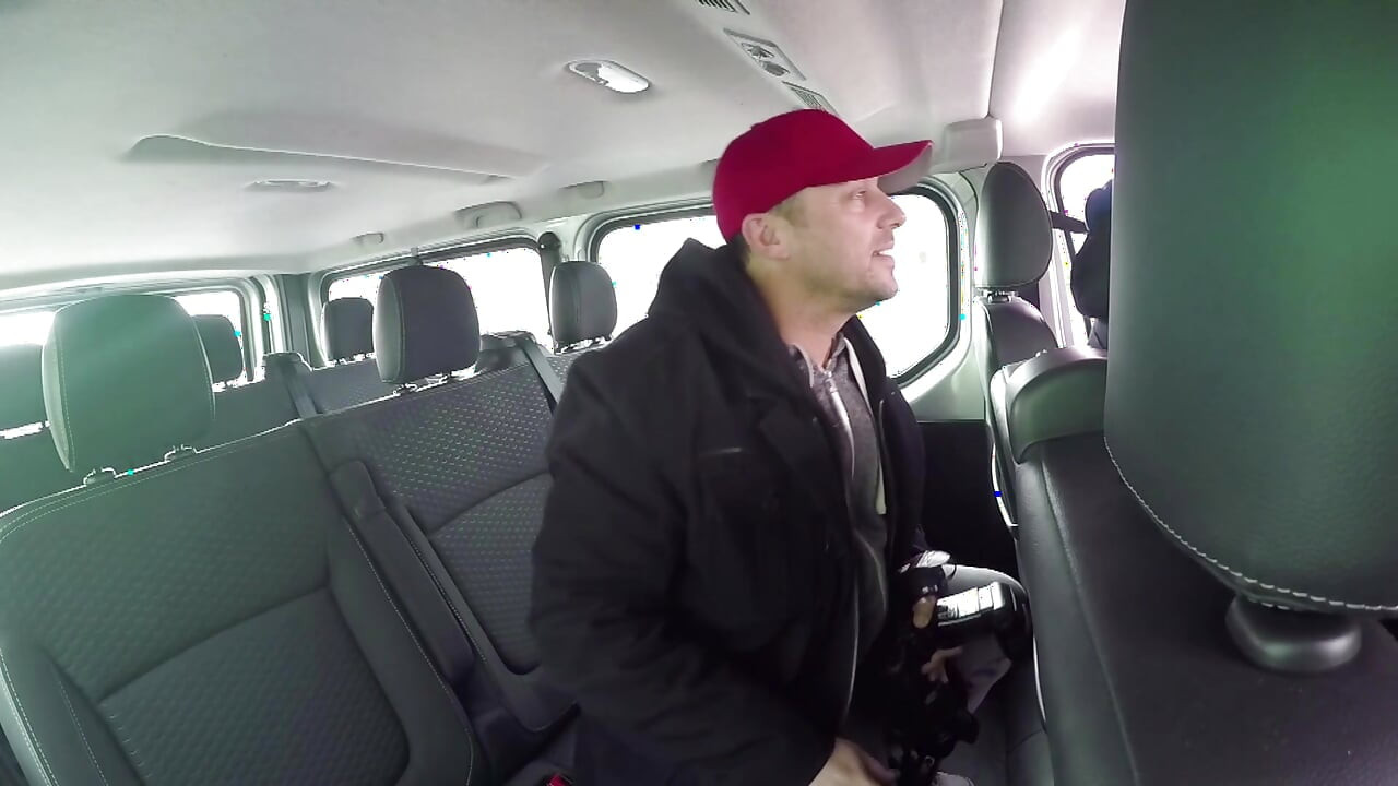 Rubia milf chupa buena polla en el coche